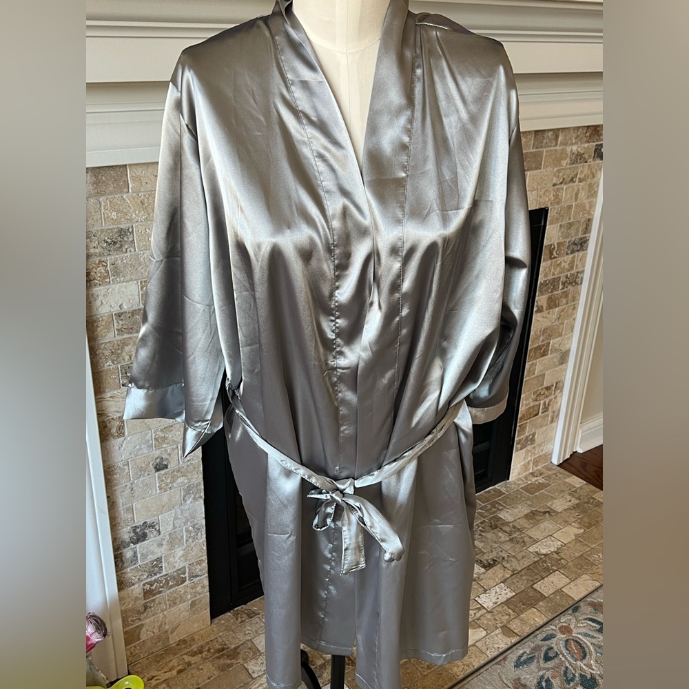 Silver L/XL Bridal Bridal Robe feels like satin,is polyester/spandex NWOT